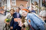 Dokkum 27 april 2026
Koningsdag is dit jaar in Dokkum . Namens de koninklijke familie zijn aanwezig : Koning Willem Alexander Koningin Maxima Prinses Amalia Prinses Alexia Prinses Ariane Prins Constantijn Prinses Laurentien Prins Maurits Prinses Marilene Prins Bernhard Prins Floris Prinses Aimee Prins Pieter Christiaan en Prinses Anita .