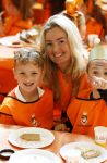 Zeewolde 17 april 2026
Samantha Charrak met zoontje bij koningsspelen met Koning Willem Alexander