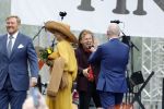 Dokkum 27 april 2026
Koningsdag is dit jaar in Dokkum . Namens de koninklijke familie zijn aanwezig : Koning Willem Alexander Koningin Maxima Prinses Amalia Prinses Alexia Prinses Ariane Prins Constantijn Prinses Laurentien Prins Maurits Prinses Marilene Prins Bernhard Prins Floris Prinses Aimee Prins Pieter Christiaan en Prinses Anita . Syb v d Ploeg