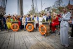 Dokkum 27 april 2026
Koningsdag is dit jaar in Dokkum . Namens de koninklijke familie zijn aanwezig : Koning Willem Alexander Koningin Maxima Prinses Amalia Prinses Alexia Prinses Ariane Prins Constantijn Prinses Laurentien Prins Maurits Prinses Marilene Prins Bernhard Prins Floris Prinses Aimee Prins Pieter Christiaan en Prinses Anita . Welmoed Sijtsma speelt quiz met koninklijke familie