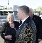 Zaandam 24 april 2026
Willeke v Ammelrooy heeft een koninklijke ondersceiding (linte) gekregen . Rene Mioch organiseert een fotomoment in het Zaantheater . Marco Bakker was er natuurlijk ook bij .