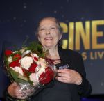 Zaandam 24 april 2026
Willeke v Ammelrooy heeft een koninklijke ondersceiding (linte) gekregen . Rene Mioch organiseert een fotomoment in het Zaantheater . Marco Bakker was er natuurlijk ook bij .