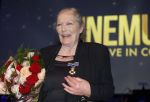 Zaandam 24 april 2026
Willeke v Ammelrooy heeft een koninklijke ondersceiding (linte) gekregen . Rene Mioch organiseert een fotomoment in het Zaantheater . Marco Bakker was er natuurlijk ook bij .