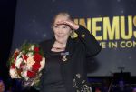 Zaandam 24 april 2026
Willeke v Ammelrooy heeft een koninklijke ondersceiding (linte) gekregen . Rene Mioch organiseert een fotomoment in het Zaantheater . Marco Bakker was er natuurlijk ook bij .