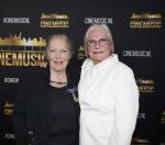 Zaandam 24 april 2026
Willeke v Ammelrooy heeft een koninklijke ondersceiding (lintje) gekregen . Rene Mioch organiseert een fotomoment in het Zaantheater . Marco Bakker was er natuurlijk ook bij . Monique v d Ven en Willeke v Ammelrooy