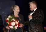 Zaandam 24 april 2026
Willeke v Ammelrooy heeft een koninklijke ondersceiding (linte) gekregen . Rene Mioch organiseert een fotomoment in het Zaantheater . Marco Bakker was er natuurlijk ook bij .