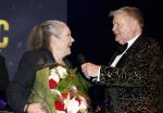 Zaandam 24 april 2026
Willeke v Ammelrooy heeft een koninklijke ondersceiding (linte) gekregen . Rene Mioch organiseert een fotomoment in het Zaantheater . Marco Bakker was er natuurlijk ook bij .
