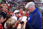 3 mei 1999
Eerste Junior Clubdag bij PSV
Bobby Robson deelt handtekeningen uit