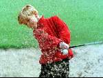 Junior Smulders spelend vanuit de buker van hole 18 op golfclub Welschap te Eindhoven
18 OKTOBER 1998