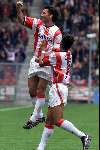 PSV-AZ 7-1
16 mei 1999
Luc Nilis is blij na zijn doelpunt
Hij wordt gefeliciteerd door Abel Xavier