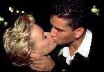 Richard Krajiceck samen met Daphne Deckers kussend


PETER SMULDERS BV