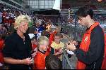 3 mei 1999
Eerste PSV Junior Clubdag
Ruud v Nistelrooy & Bobby Robson delen handtekeningen uit.