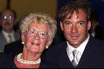 Den Haag 15 mei 2000
Uitreiking CD van Gerard Joling NUMERO UNO
hier samen op de foto met zijn moeder
