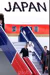 Amsterdam 23 mei 2000
De keizer en Keizerin van Japan bezoeken Nederland.
Koningin Beatrix en Prins Claus ontvangen hen op Schiphol.