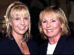 Naarden 27 mei 2000
Linda de Mol en Mireille Bekooy bij de afscheidsreceptie
van Joop vd Ende