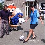 Eindhoven, 15 Mei 2000 Margo Vliegenthart voetballend met Hans Gilhaus