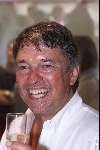 Hilversum 5 mei 2000
1e uitzending Radio Nationaal.
Ron Brandsteder met een glaasje champagne