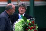Noordwijk 5 mei 2000
De week van Willibrord Frequin bij het paardrijden op het strand van Noordwijk door koningin Beatrix
hier in gesprek met een beveiligingsbeambte