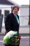 Noordwijk 5 mei 2000
De week van Willibrord Frequin bij het paardrijden op het strand van Noordwijk door koningin Beatrix
hier met een bos bloemen voor de koningin