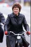 Amsterdam 4 mei 2001
Hedy d ancona op haar fiets