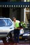 Amsterdam 12 mei 2001
Jack Spijkerman met bloemen voor moederdag.