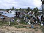 zondag 30 juli 2000
op weg van Rasa Ria Golf & Beach Resort naar ded Bongowan Country Lounge op Sabah (Maleisie).
Krottenwijken
