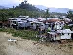 zondag 30 juli 2000
op weg van Rasa Ria Golf & Beach Resort naar ded Bongowan Country Lounge op Sabah (Maleisie).
Krottenwijken