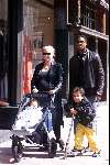 Amsterdam 7 mei 2001
Patrick Kluivert met zijn zwangere vrouw Angela en hun twee kinderen.
