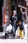 Amsterdam 7 mei 2001
Patrick Kluivert met zijn zwangere vrouw Angela en hun twee kinderen.