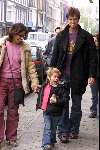 Amsterdam 4 mei 2001
Rick Engelkes met zijn vrouw en dochtertje.