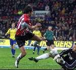 Eindhoven, 20 april 2001
PSV-RKC, eindstand
Ruud v Nistelrooy in duel met Rob v Dijk