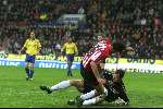 Eindhoven, 20 april 2001
PSV-RKC, eindstand 3-1
Ruud v Nistelrooy in duel met doelman Rob v Dijk