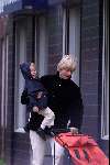 Amsterdam 5 mei 2001
Ella Adriaanse (Vrouw ursul de geer) met hun dochtertje