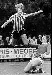 Adri Koster in zijn fatale val spelend tegen een selektie van Eersel 1978
Door deze val kwam een einde aan zijn carriere.
