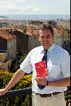 Cannes 4 mei 2002
Arnold Verhoeven met zijn geschreven boekje Gek van de Cote D\'Azur