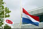 Hilversum 30 mei 2002
Begrafenis Bart de Graaff
vlag halfstok BNN