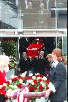 Hilversum 30 mei 2002
Begrafenis Bart de Graaff
vriendin bart met kist