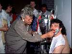 Stuttgart 25 mei 1988
PSV wint europacup I en Erik Gerets zijn baard wordt afgeschoren door de vrouw van Jac v d Ven nadat hij dit aan zijn ploeggenoten had beloofd voorafgaand aan de wedstrijd bij e.v.t. winst. Verder op de achtergrond o.a. Mart v d Heuvel en ton v Schijndel