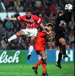 Eindhoven, 18 april 1998
PSV-Volendam
Doelman Nijkamp is hier de situatie meester voordat Ernest Faber van PSV gevaarlijk kan worden