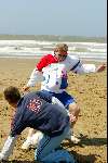 Scheveningen 15 april 2002
Frits Barens voetballend op het strand