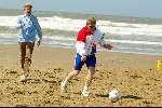 Scheveningen 15 april 2002
Frits Barens voetballend op het strand