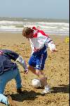 Scheveningen 15 april 2002
Frits Barens voetballend op het strand