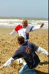 Scheveningen 15 april 2002
Frits Barens voetballend op het strand
