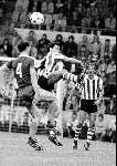 Eindhoven , 22 augustus 1981 PSV-AZ 67, eindstand 2-4
Johnny Metgod in duel met Huub Stevens
op achtergrond Adri v Kraaij
