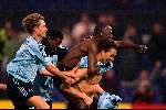 12 / 5 / 2002 Rotterdam, Finale Amstel Cup FC Utrecht /Ajax 2-3
Matchwinnaar Zlatan Ibrahimovitc met Hatem Trabelsi, Pius Ikedia en Andre Bergd¿lmo