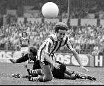 Brussel, 12 Augustus 1981
Beerschot-PSV ( Vr. duel )
Jan Poortvliet probeert Nico de Bree d.m.v. een kopbal te verslaan