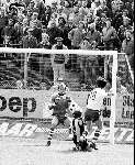 Arnhem 1979
Vitesse-PSV
Jan v Beveren stopt een bal ingeschoten door Hans Bleijenberg