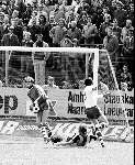 Arnhem 1979
Vitesse-PSV
Jan v Beveren stopt een bal ingeschoten door Hans Bleijenberg