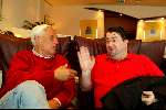 Amsterdam 5 mei 2002
Willem Oltmans en Marc v d Linden  op schiphol