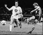 Hallvar Thoresen in duel met Martin jol van FC Twente